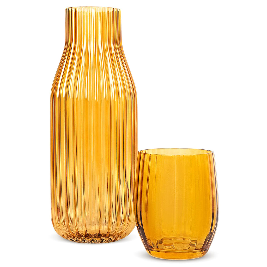 elle decor Ribbed Bedside Water Carafe with Tumbler Set | Ribbed Glass Pitcher and Matching Drinking Glass Doubles as Lid | 39-Ounce Jug for Guest Room, Office, or Gift | 4” x 9.5” (Amber)